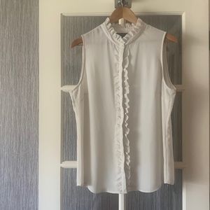🚺 Banana Republic ruffle, sleeveless blouse in Cream Size PL